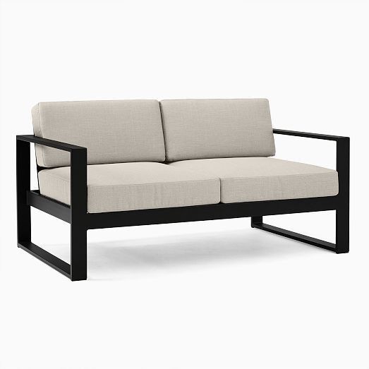 Muebles de estructura metálica con cojines tapizados